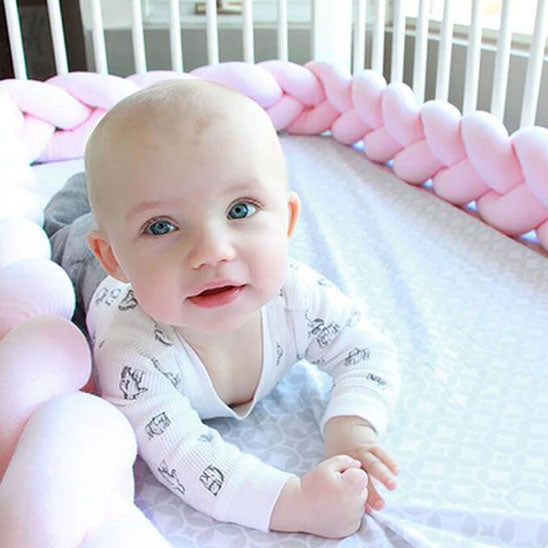 Tour de lit tressé pour chambre bébé